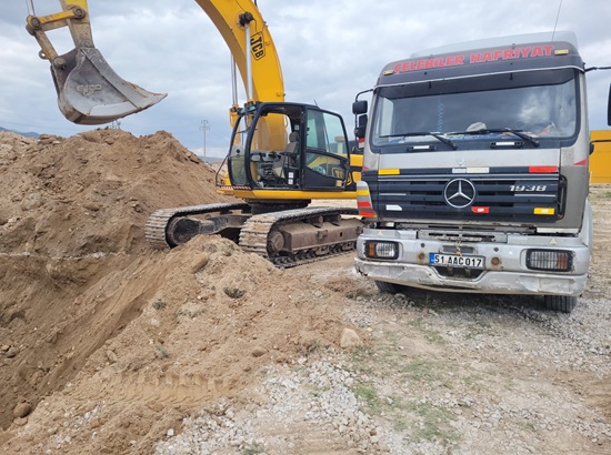 Çelebiler Hafriyat İnşaat, kazı, dolgu, temel açma, yıkım ve moloz taşıma hizmetlerinde uzman kadro ve modern ekipmanla profesyonel çözümler sunar. Güvenli, hızlı ve kaliteli işler üretir.